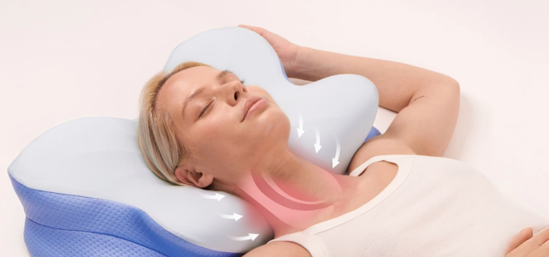 Close view of the stepped neck ridge and butterfly contour of the foam pillow